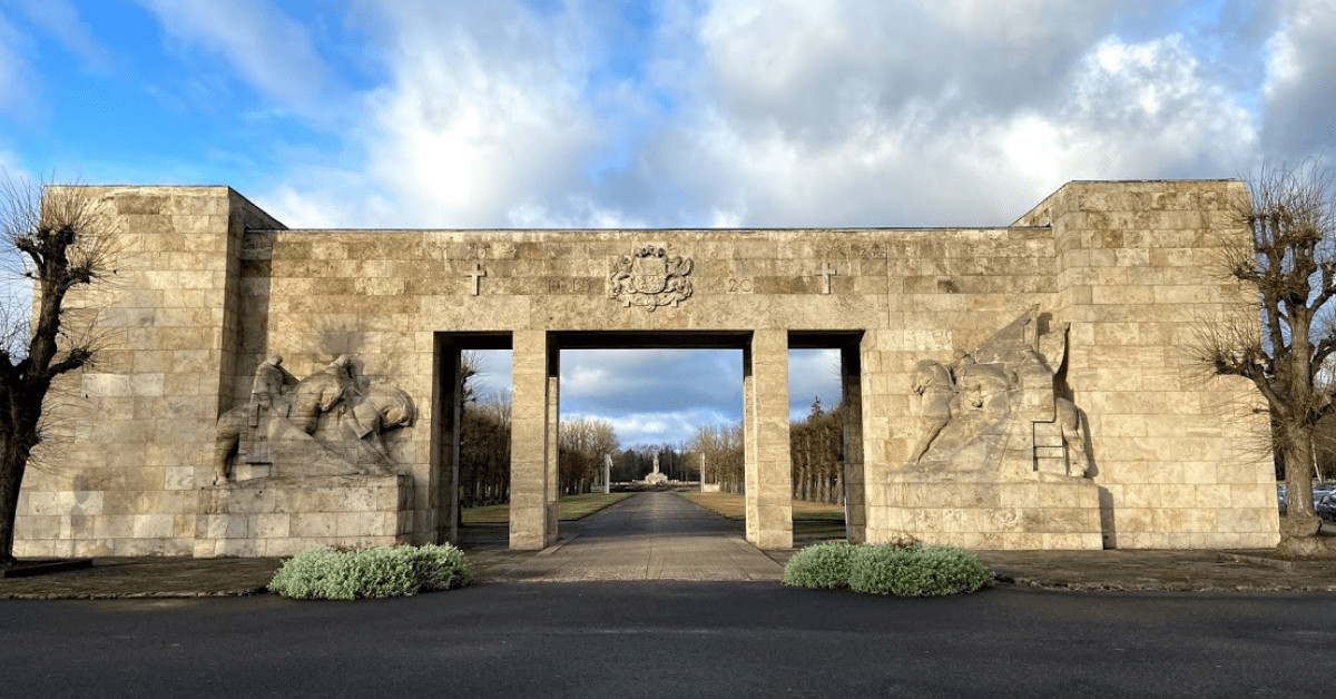 Экскурсия по ансамблю Рижского Братского кладбища Экскурсия по Братскому кладбищу